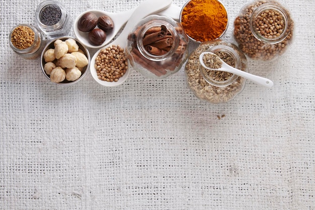 Zestaw przypraw i słoików