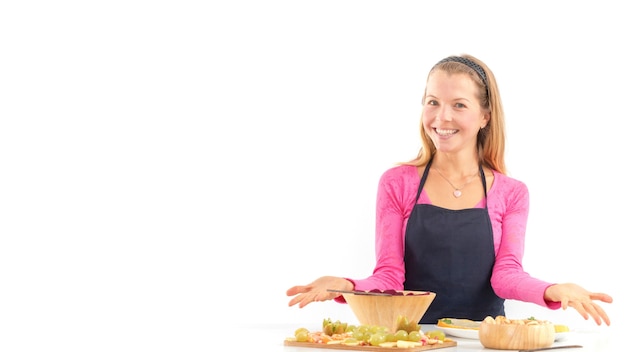 Uśmiechnięta osoba jedząca posiłek